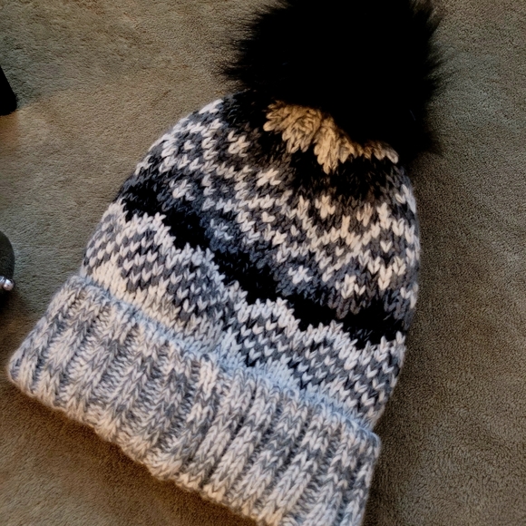 American Eagle Ribbed Pom Beanie - Picture 2 of 6